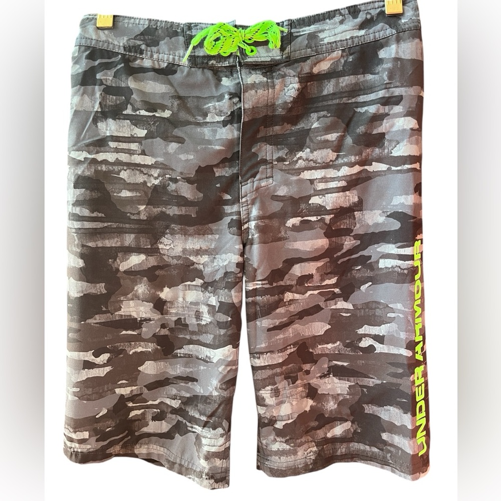 Boy’s Under Armour Camo Swim Shorts - Size Boys Youth XL Bathing Suit Trunks